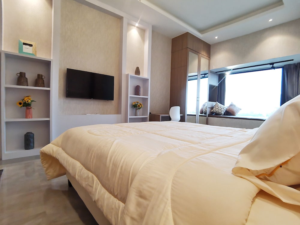 Premium Studio, 1 Queen Bed, Bathtub, City View