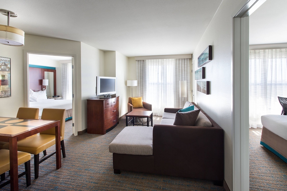 Suite, 2 Bedrooms - Photo 1