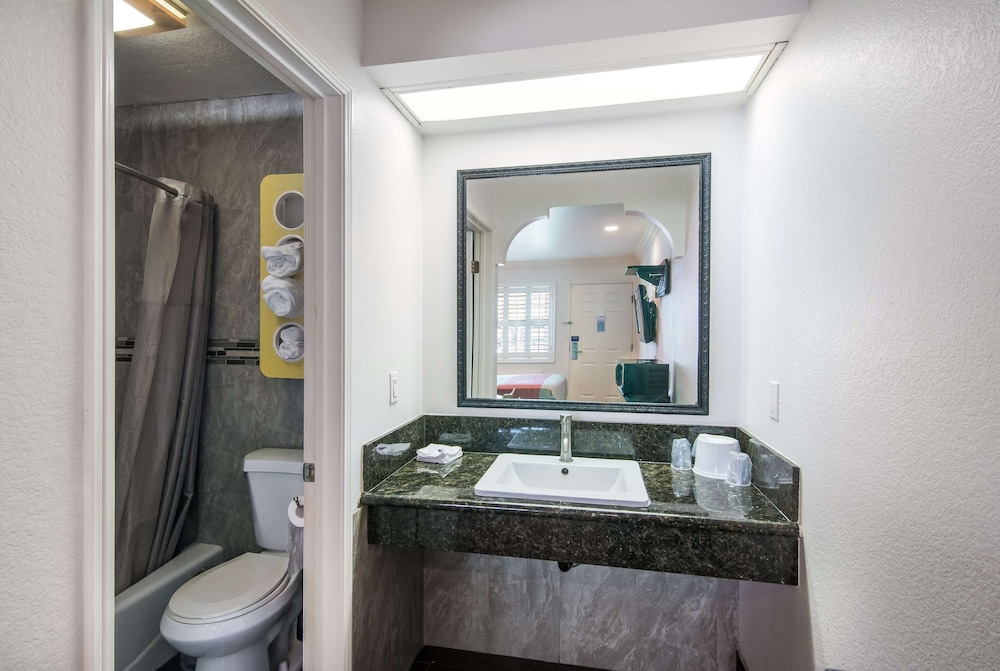 Deluxe Room, 1 King Bed, Non Smoking, Refrigerator & Microwave - Photo 12