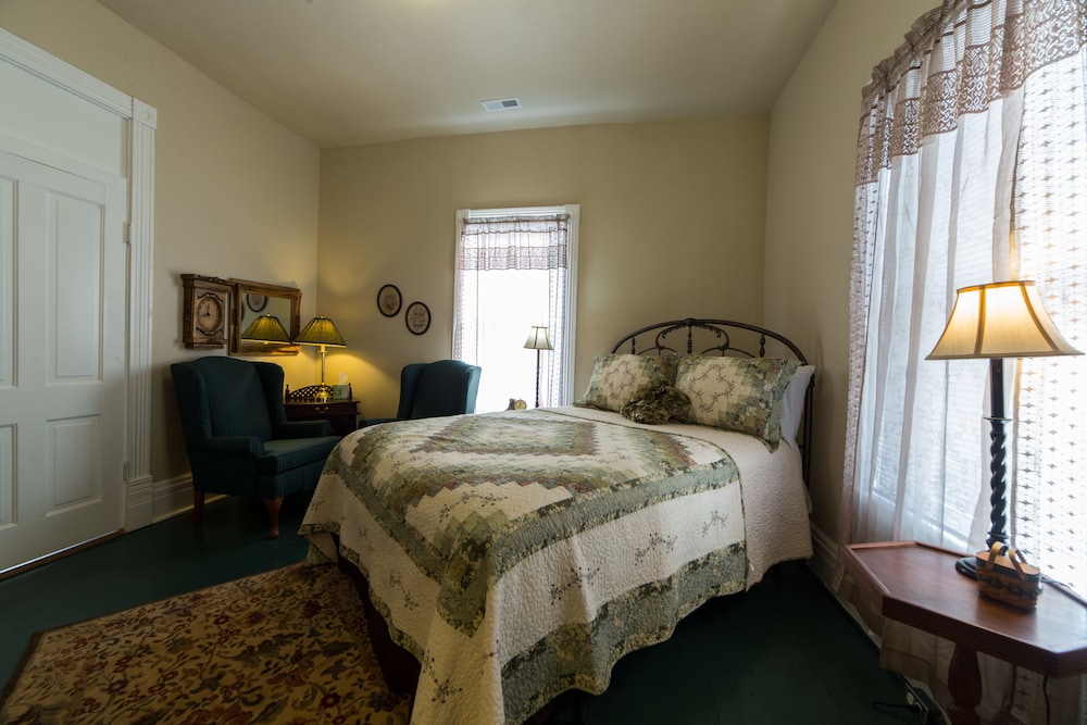 Room, 1 Queen Bed, Private Bathroom (Eight)