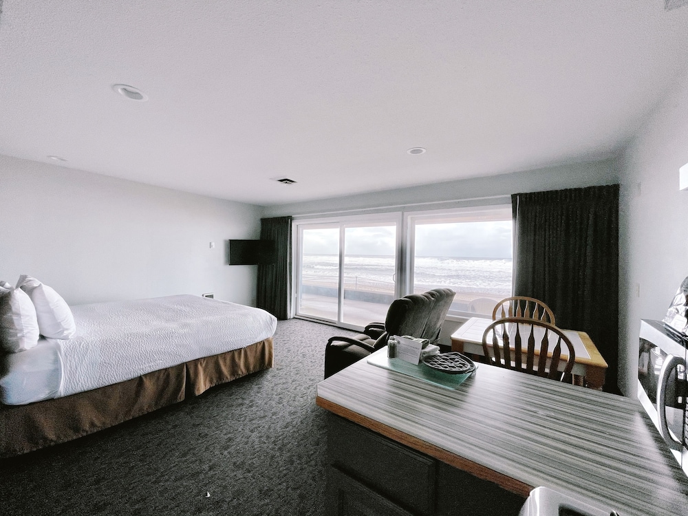 Standard Room, 1 King Bed, Kitchen (First Floor)
