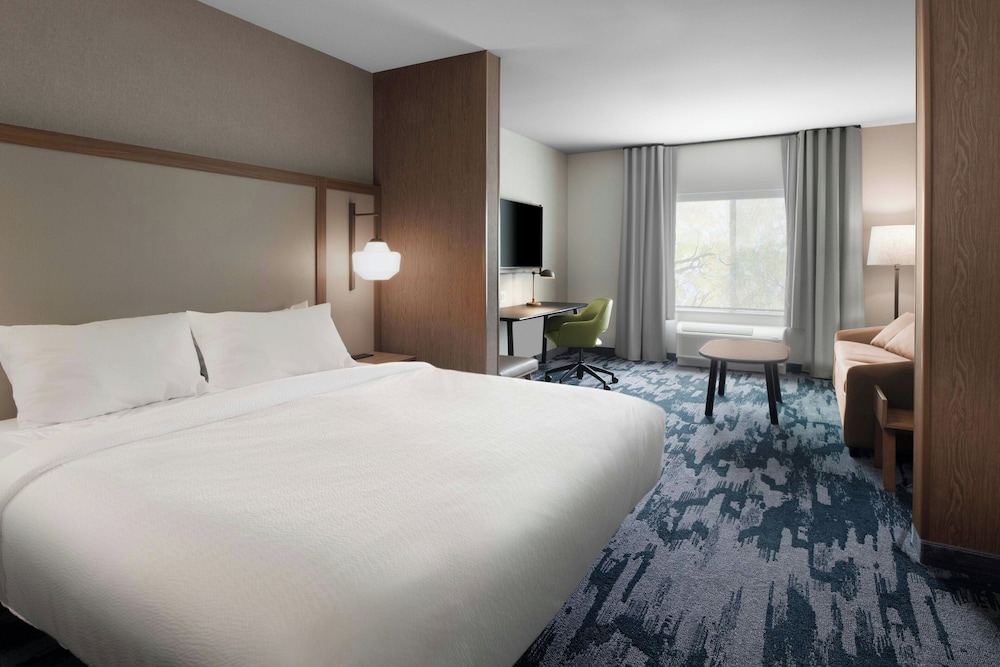 Suite, 1 King Bed with Sofa bed (Mobility/Hearing Accessible, Tub)