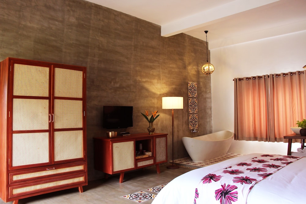 Deluxe Room with Two Double Beds - Photo 19