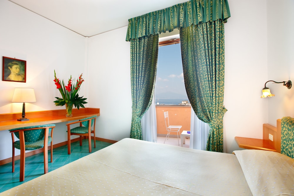 Superior Double Room, Partial Sea View - Photo 5