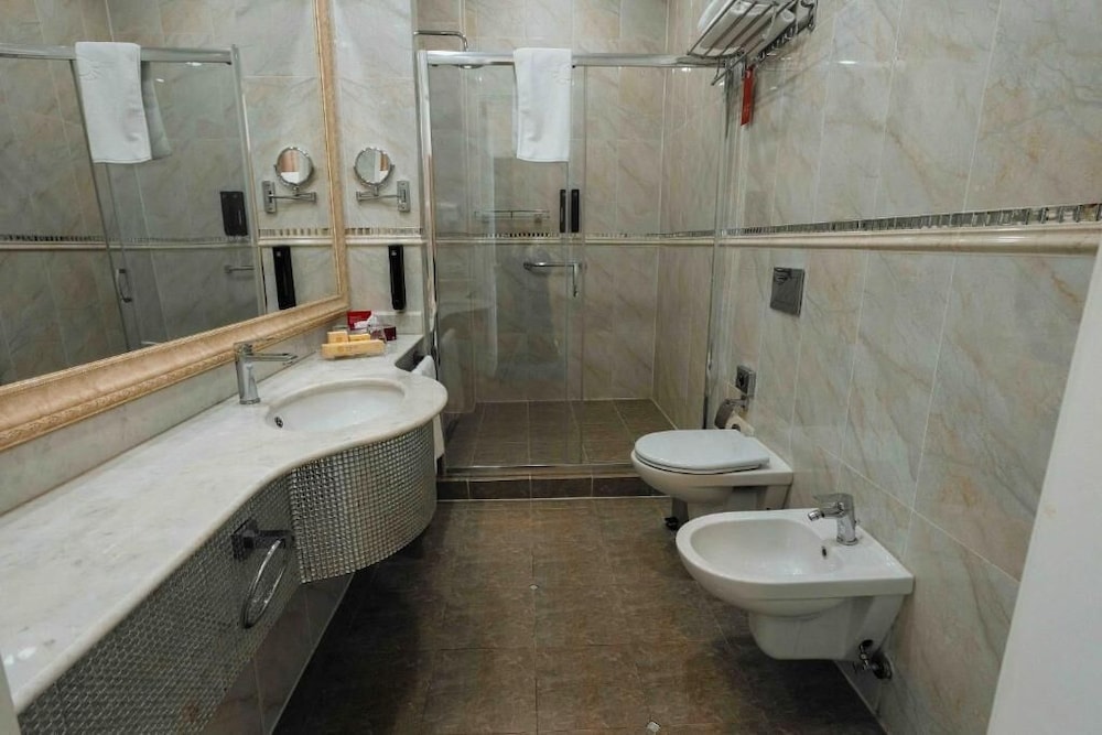 Standard Room, 1 King Bed, Non Smoking - Photo 3