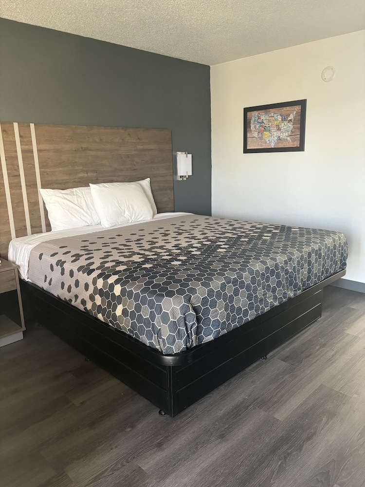 Standard Room, 1 King Bed, Non Smoking photo 2