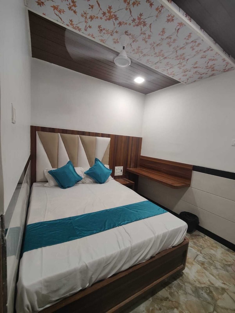 Deluxe Room - Photo 22