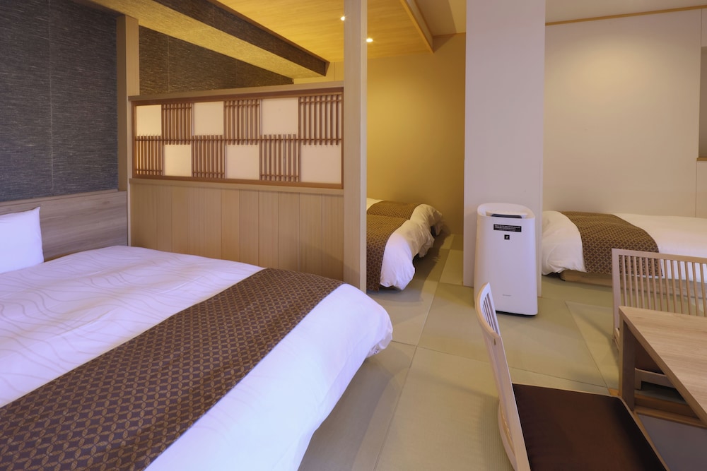 Japanese-style deluxe room (4 beds) - Non-Smoking photo 2