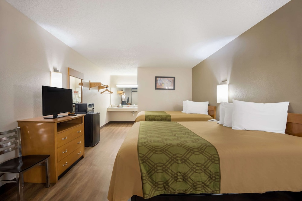 Room, 2 Queen Beds, Smoking photo 2