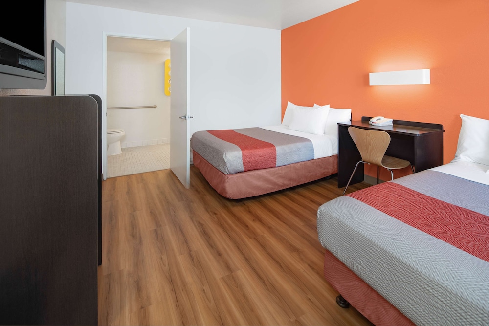 Standard Room, 2 Double Beds, Accessible, Non Smoking photo 3