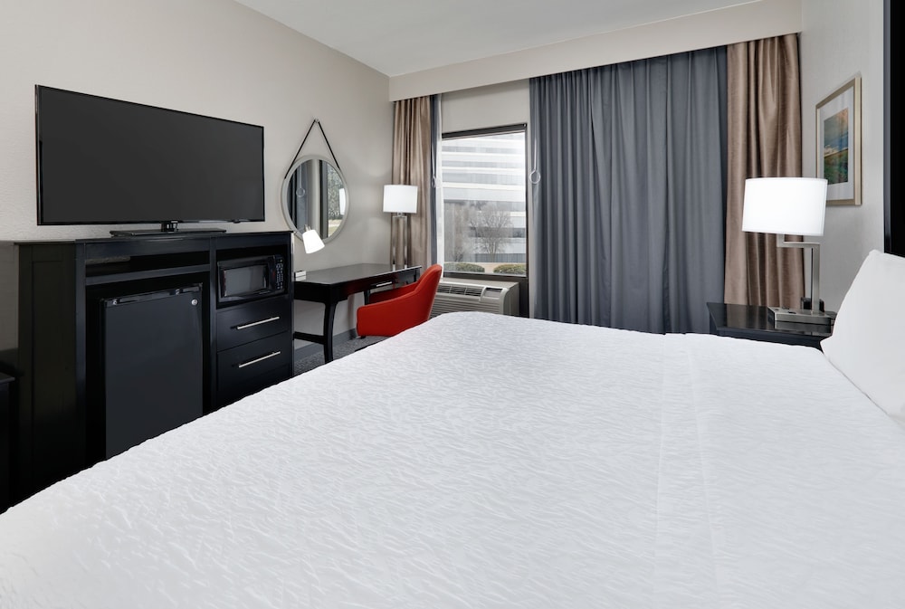 Standard Room, 1 King Bed, Non Smoking - Photo 2