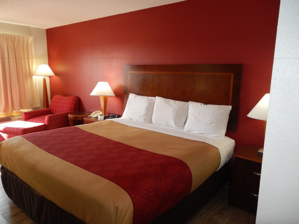 Standard Room, 1 King Bed, Non Smoking - Photo 5