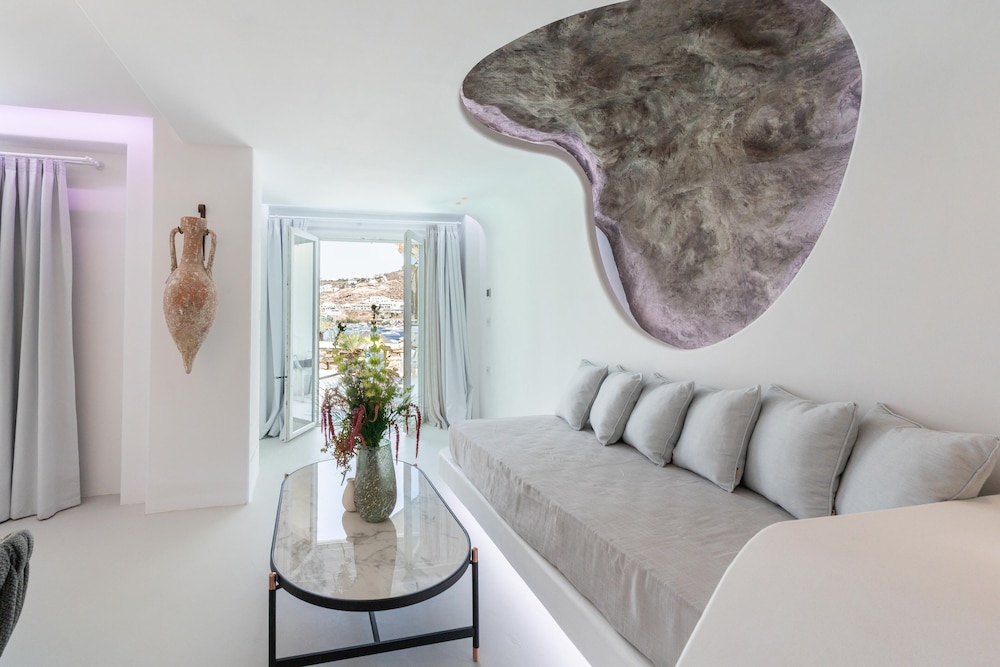 Two Bedroom Suite with Sea View & Pool - Photo 3