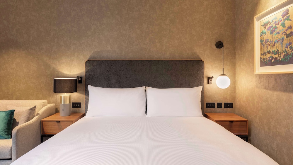 Deluxe Room, 1 King Bed with Sofa bed photo 1