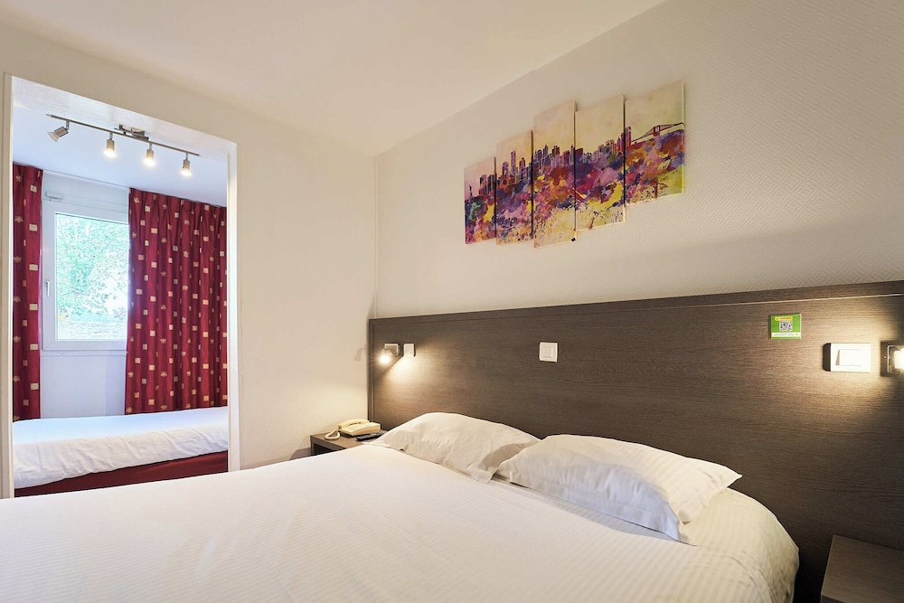 Superior Triple Room (1 Double + 1 single bed) - Photo 1
