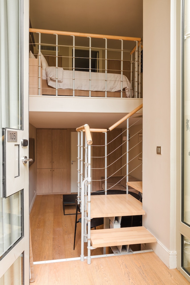 Loft, 1 Queen Bed With Sofa Bed photo 3