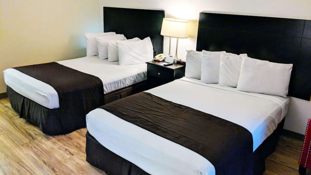 Room, 2 Queen Beds, Non Smoking, Refrigerator & Microwave photo 1