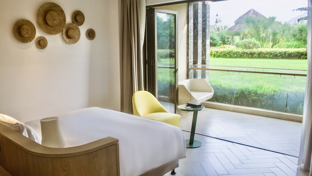 Standard Room, 1 King Bed, Balcony, Garden View