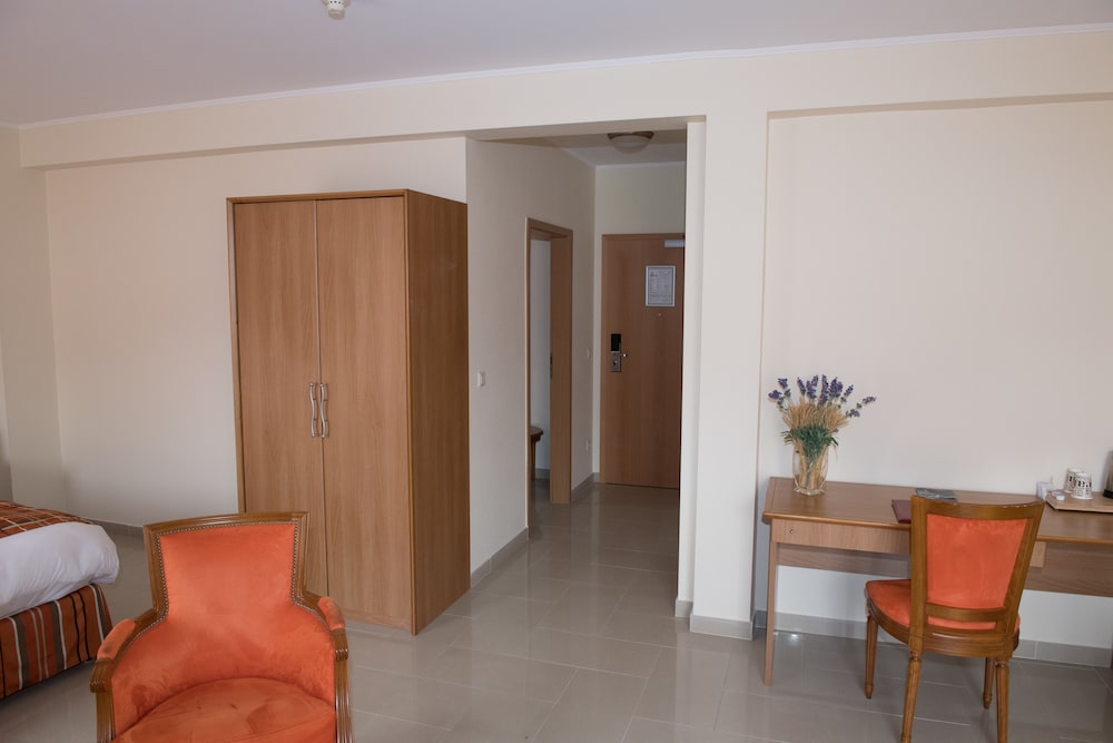 Family Room (2 Adults 2 Children) photo 3
