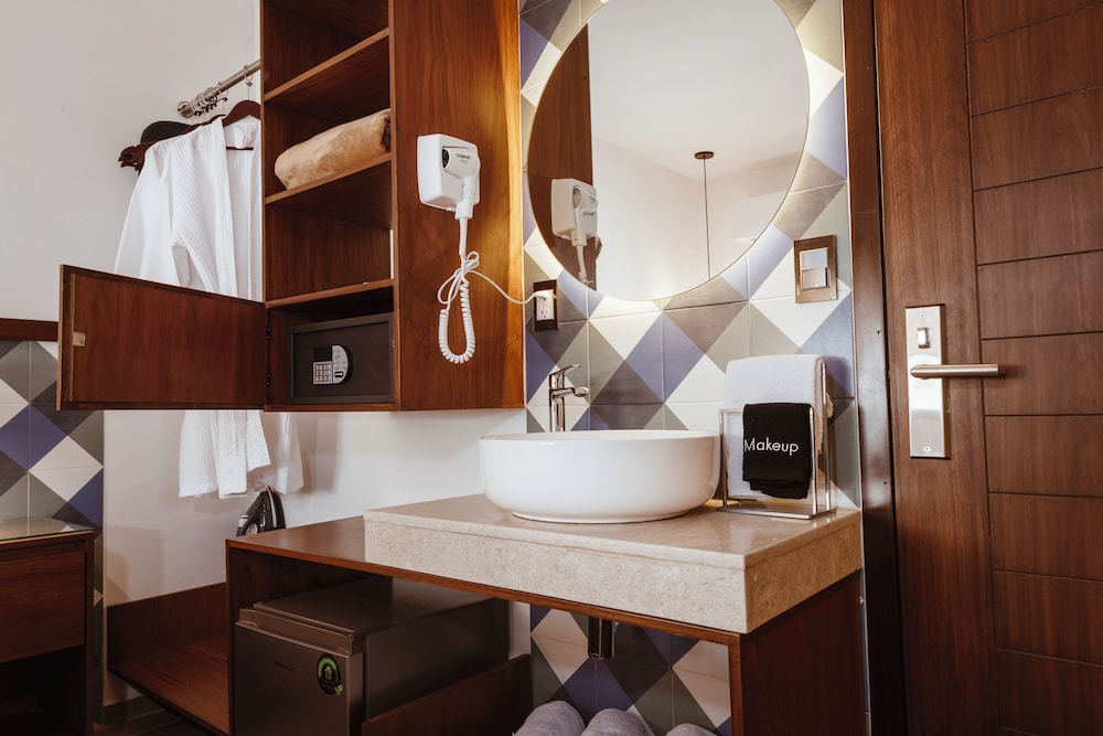 Standard Room, 1 Queen Bed, Refrigerator - Photo 2