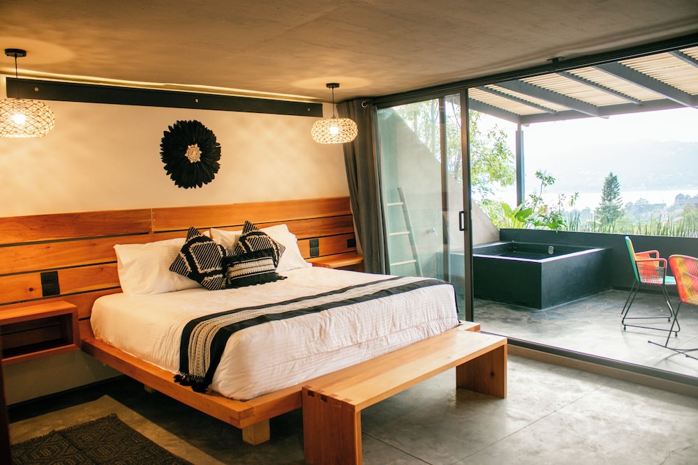 Deluxe Suite, Lake View