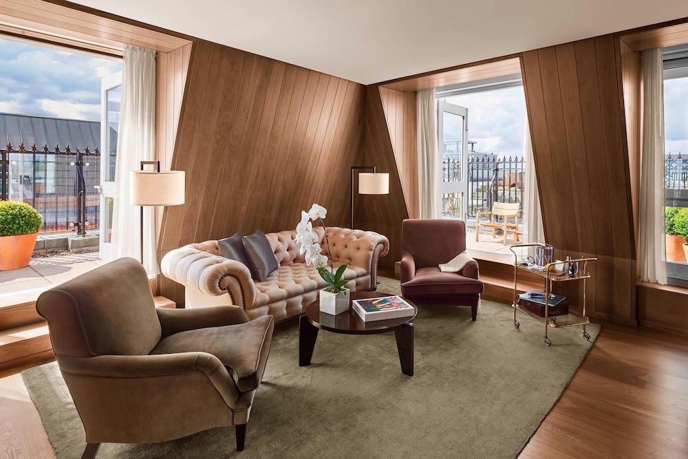 Premier Room, 1 King Bed, Terrace photo 3