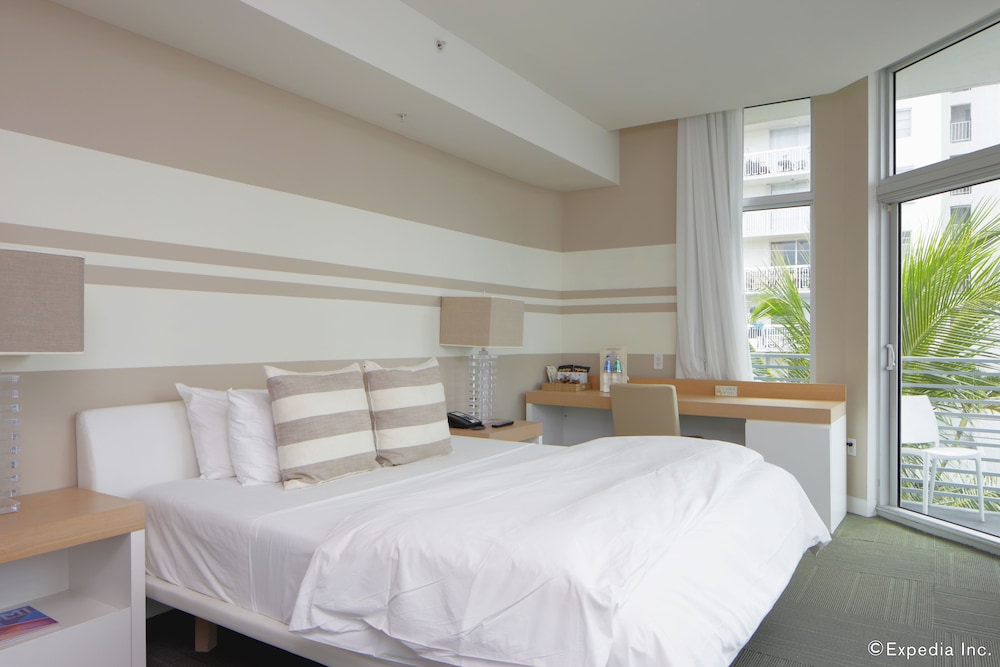 Deluxe Room, 1 King Bed, Partial Ocean View