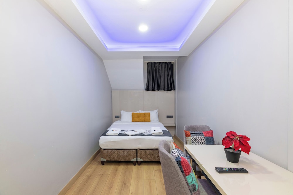 A) Economy Suite, Basement photo 2