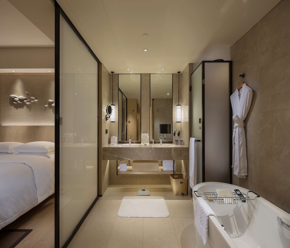 Suite, 1 King Bed (Garden) thumbnail 5