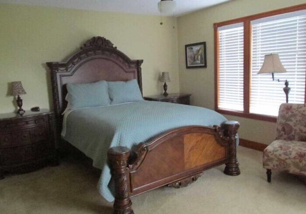 Deluxe Double Room, 1 Queen Bed, Non Smoking, Partial Lake View