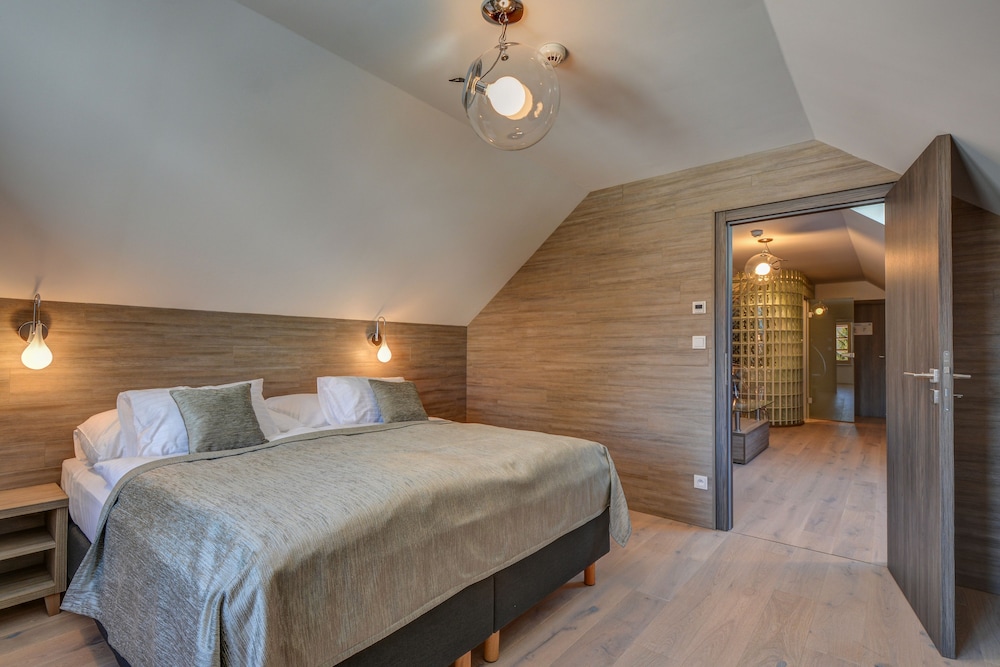 Junior Room, 1 Queen Bed with Sofa bed, Non Smoking, Hill View