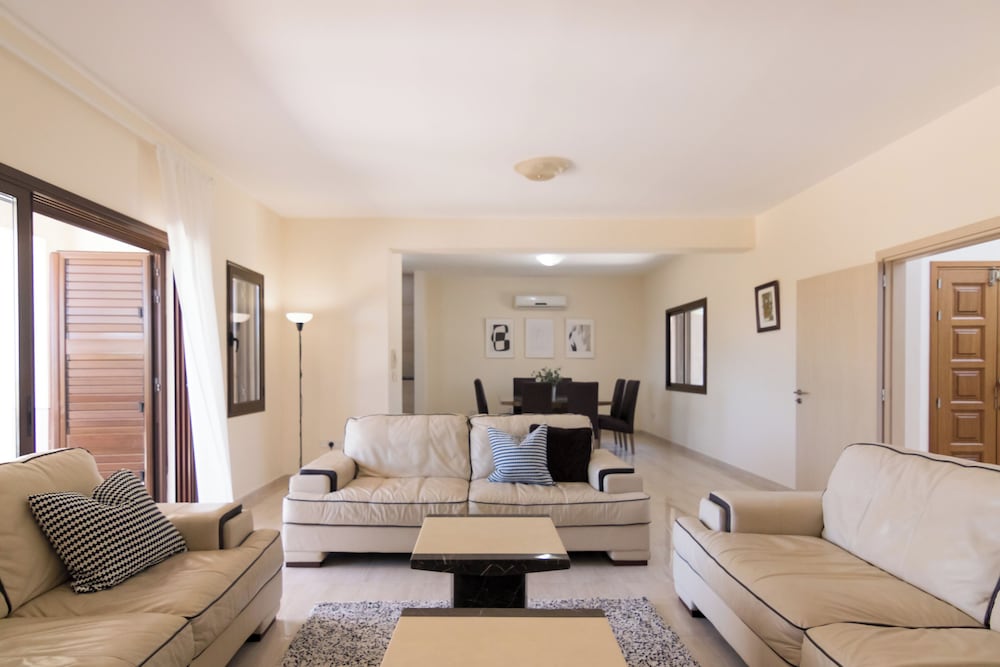 Luxury Villa photo 1