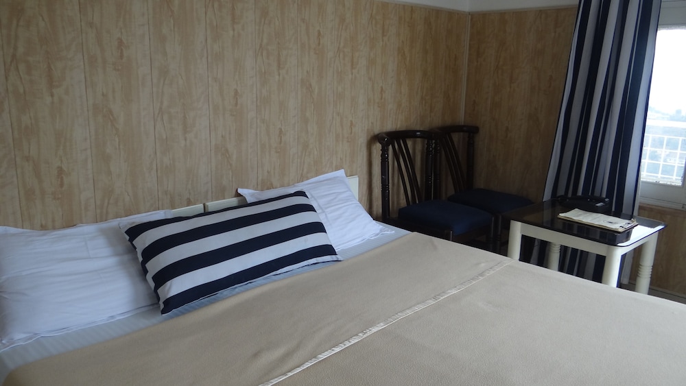 Economy Twin Room - Photo 5