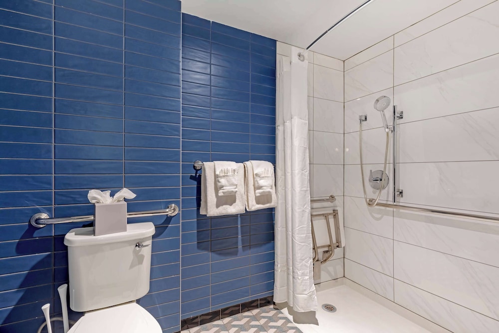 Room, 1 King Bed, Accessible, Non Smoking (Accessible Tub) - Photo 7