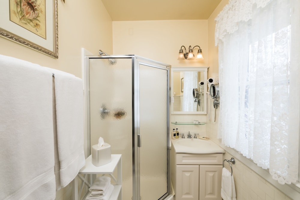 Luxury Double Room, 1 King Bed, Jetted Tub photo 2