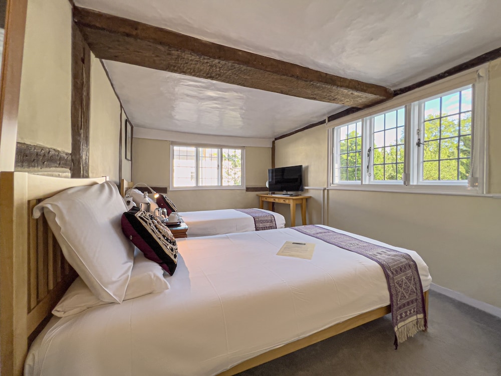 Twin Room, Private Bathroom (Corner Room) - Photo 4