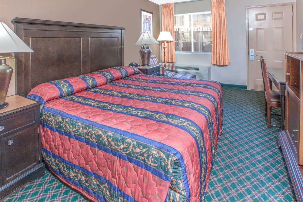 Room, 1 King Bed, Smoking - Photo 2