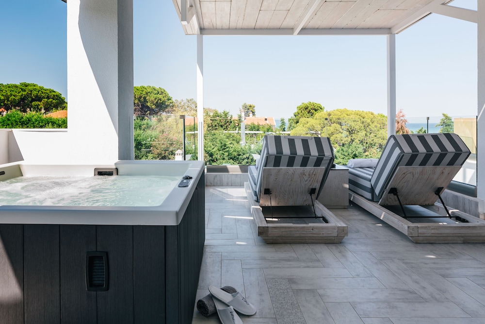 Duplex, Jetted Tub photo 3