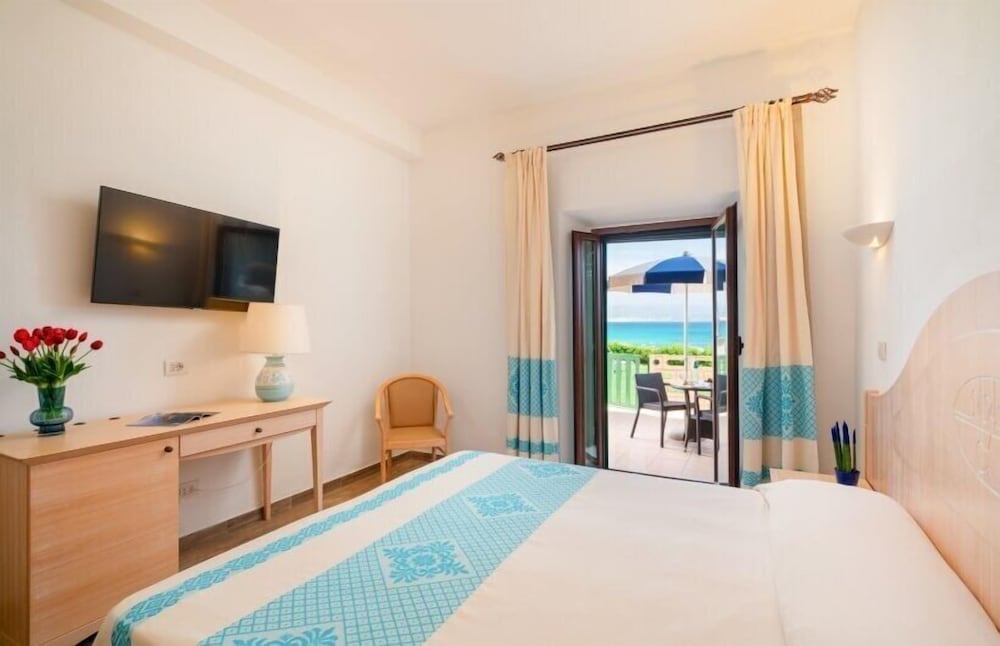 Deluxe Room, Multiple Beds, Sea View, Beachfront - Photo 3