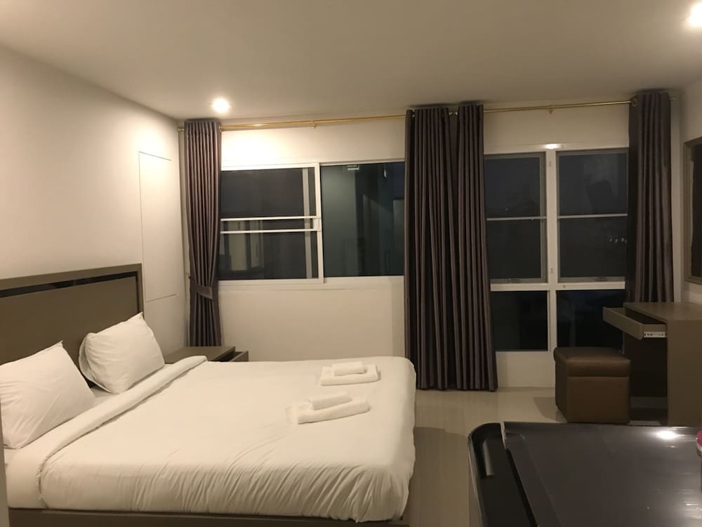 Deluxe Room, 1 King Bed photo 3