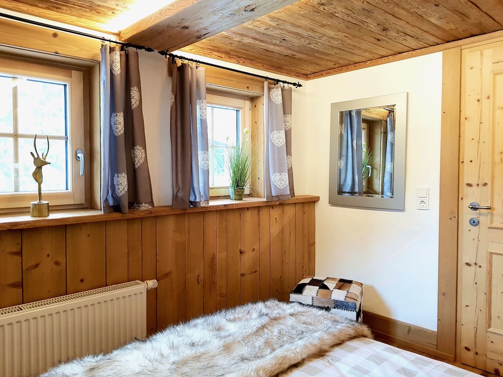 House, 5 Bedrooms photo 3