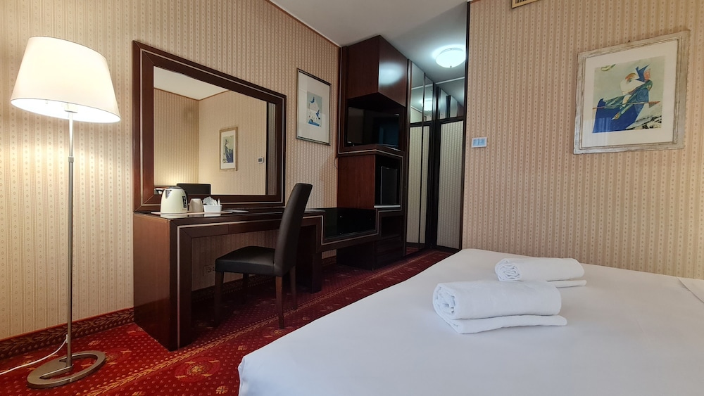 Standard Double or Twin Room - Photo 7