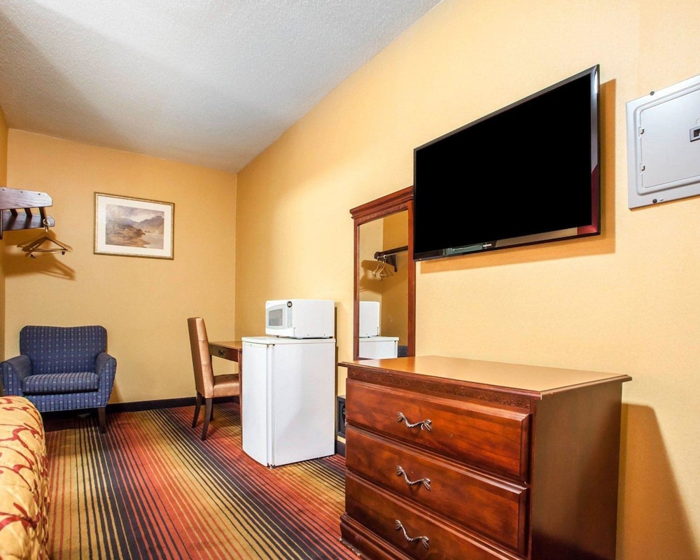 Standard Room, 1 King Bed, Non Smoking - Photo 2