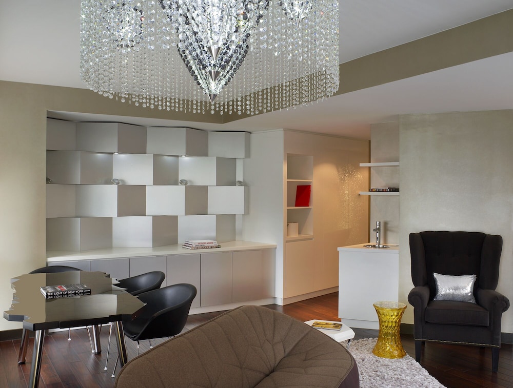 1 King Bed 1-Bedroom Suite Deluxe Room with City View
