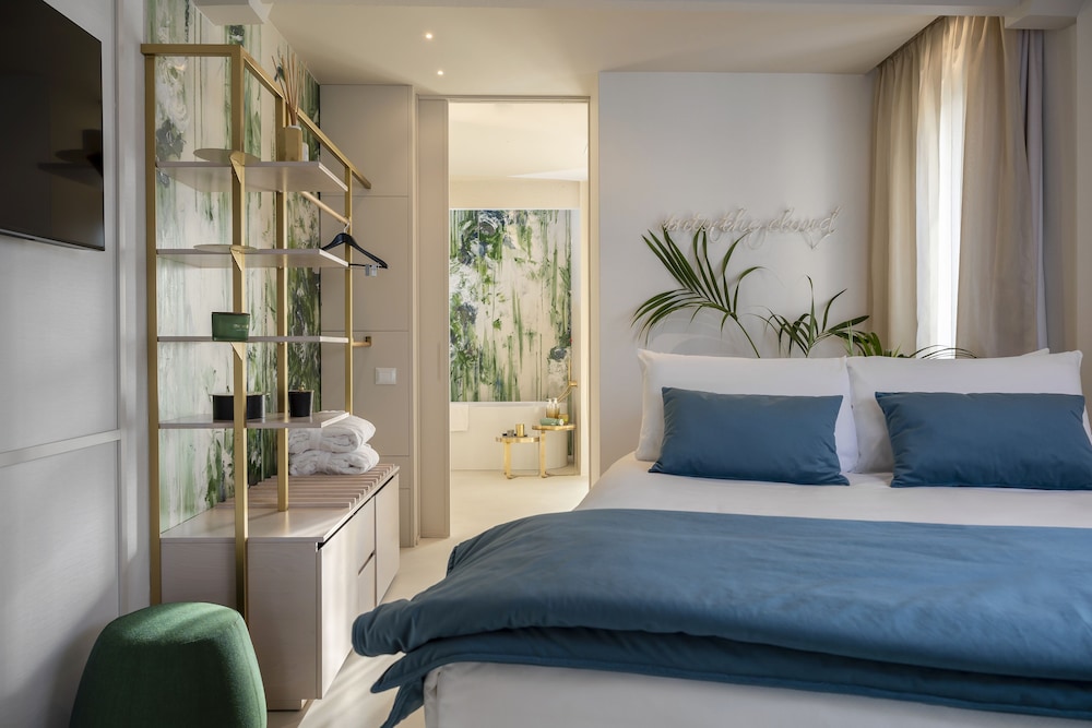 Suite - Photo 1