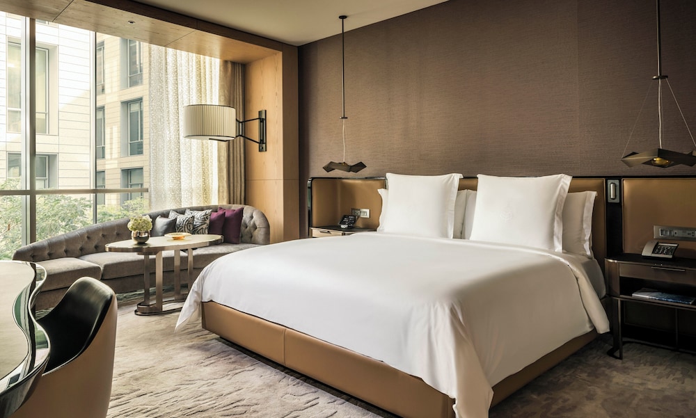 Superior Room, 1 King Bed thumbnail 6