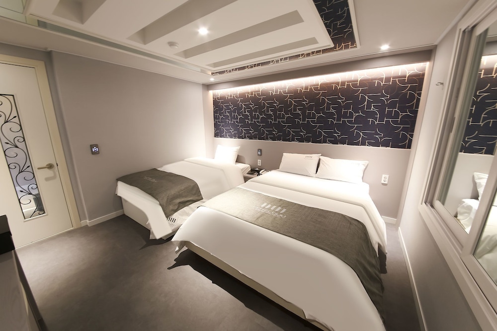 Deluxe Twin Room - Photo 13