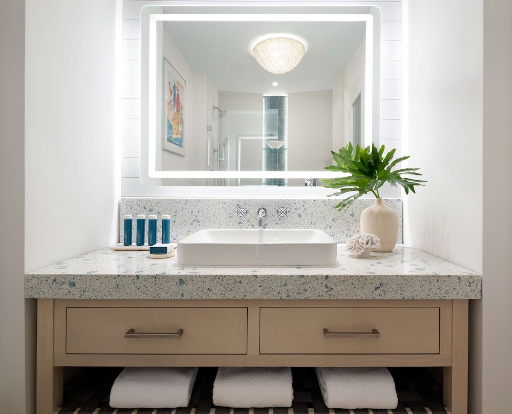 East Bay Oceanview Luxury (GL) photo 2