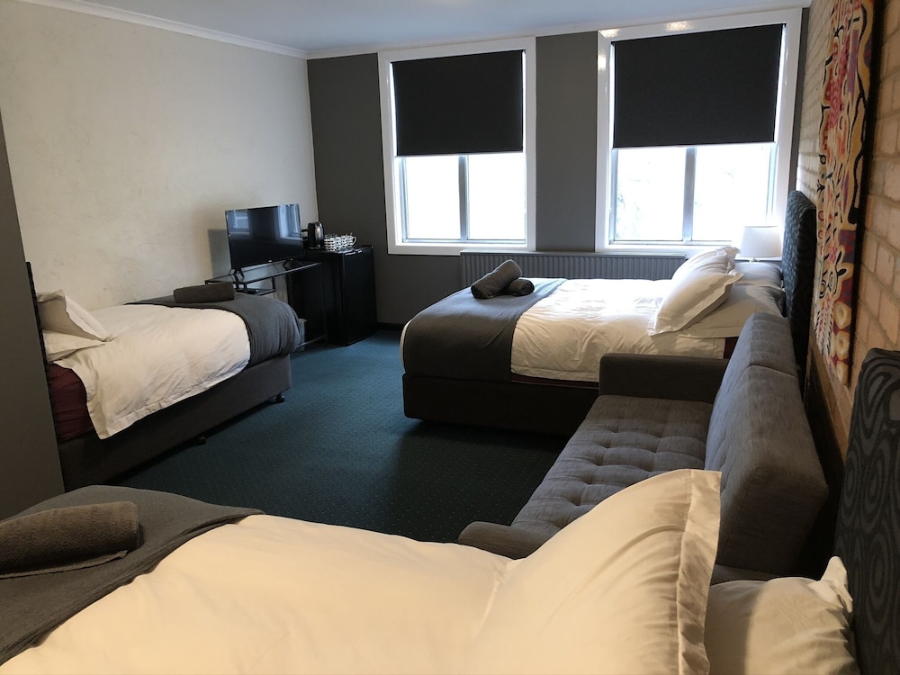 Family Suite, Non Smoking (Deluxe Queen Room) photo 1