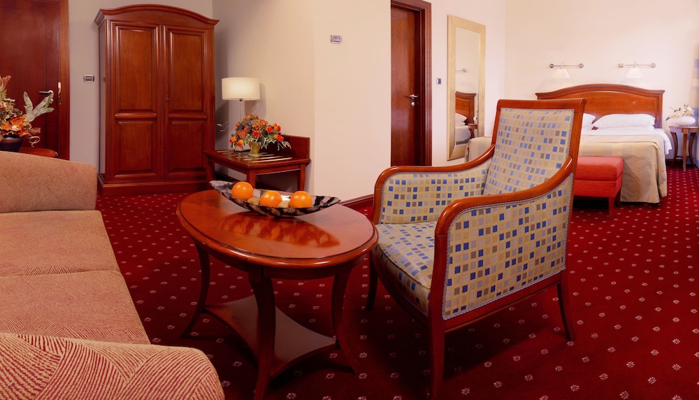 Executive Room, 1 King Bed with Sofa bed (with Sofabed) - Photo 3